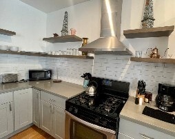 Building Photo - 823 Gower St