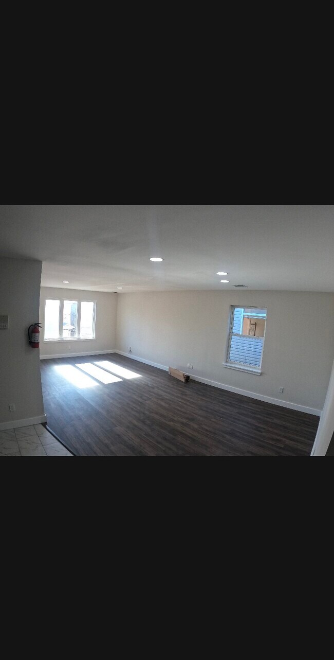 Spacious living room - 421 Livingston St
