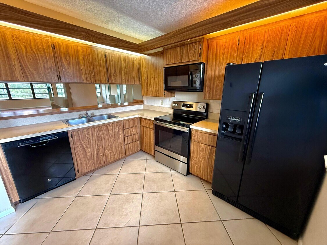 Foto principal - 3525 Village Blvd