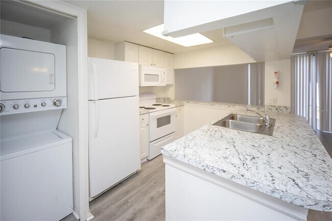 Foto del edificio - 811 Orchid Dr