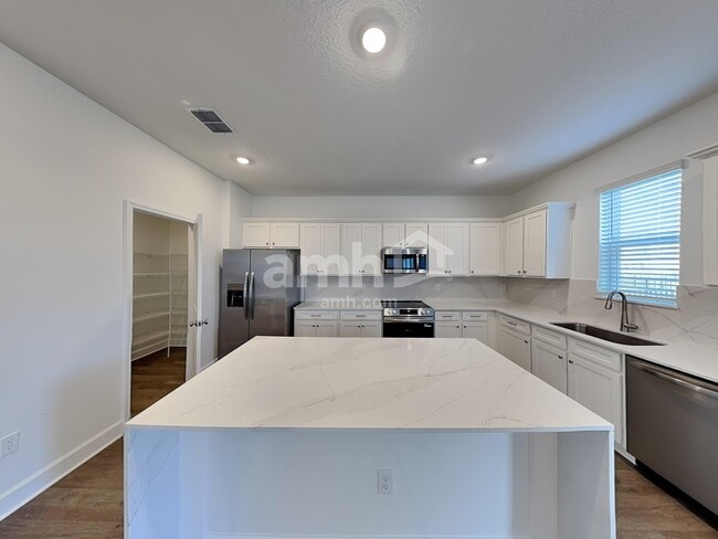 Building Photo - 2908 20th Ave W