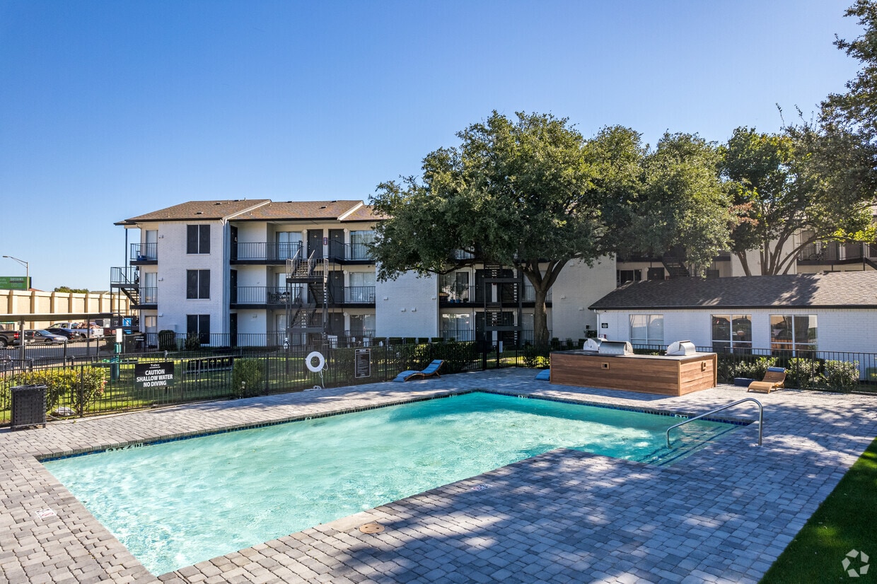 Primary Photo - Villas on Rosemeade East