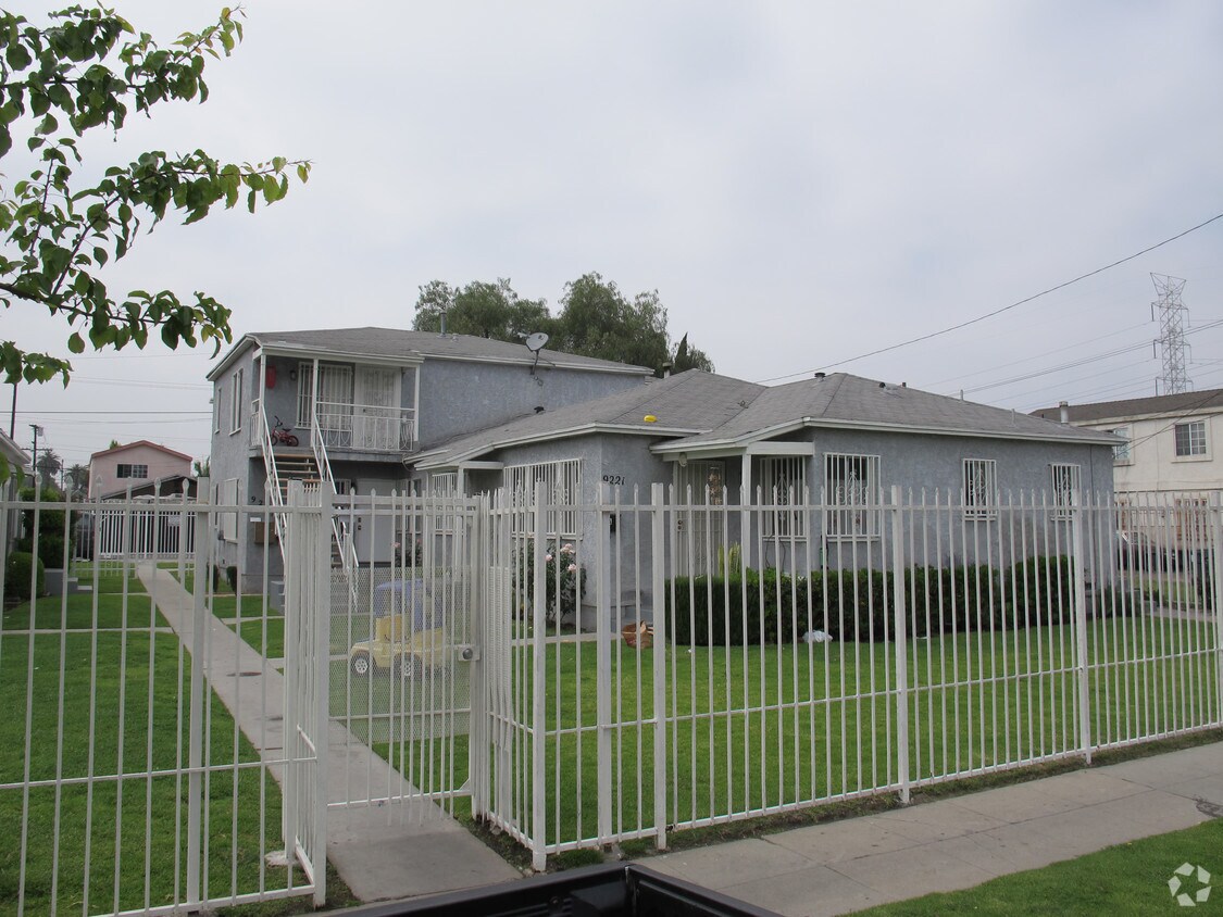 Building Photo - 9221 Kalmia St