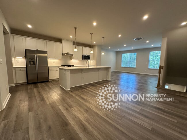 Foto del edificio - Beautiful 4 Bed 3.5 Bath Townhome minutes ...