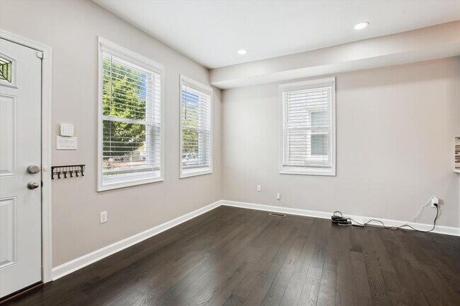 Foto del edificio - 526 Roxboro Pl NW