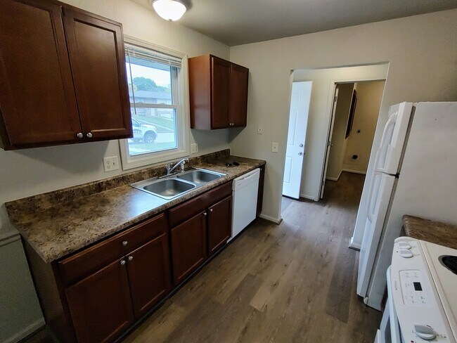 Kitchen - 2116 Louis Cir