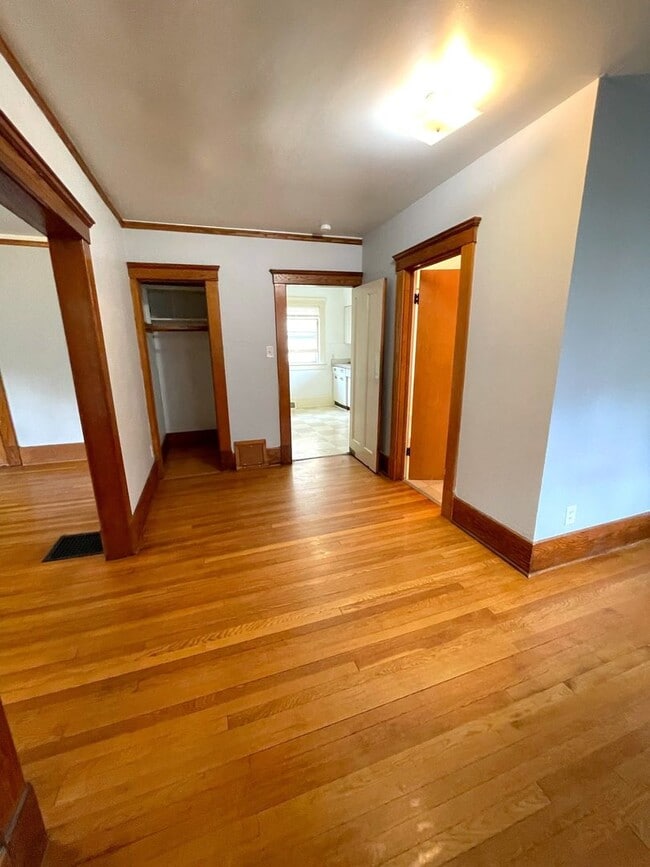 Building Photo - 914 Vaughn St