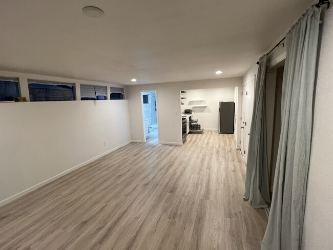 Building Photo - 881 Hawthorne Dr