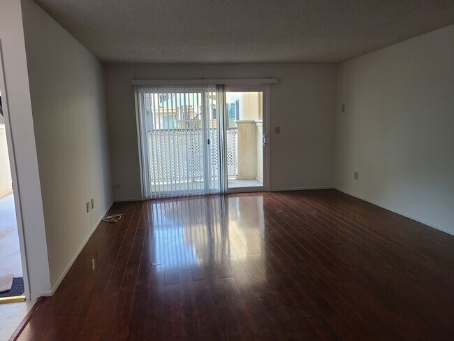 Living room - 23125 Madison St
