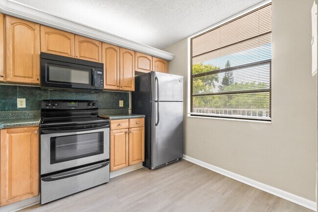 Foto del edificio - Spacious 2BR/2BA Condo at Whitehall - West Palm Beach