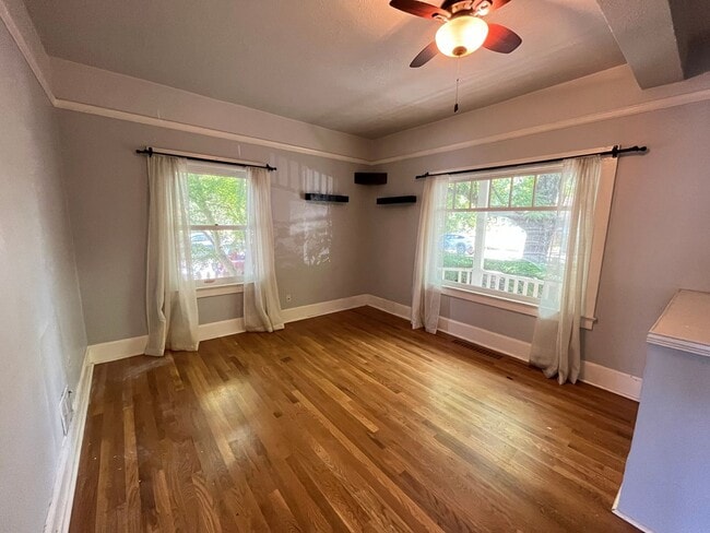 Building Photo - Historic Farmhouse 3 Bed 1 Bath + Bonus Ro...