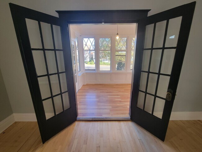 Building Photo - AVAILABLE JUNE  - 5 Bed 2.5 Bath Near UMD ...