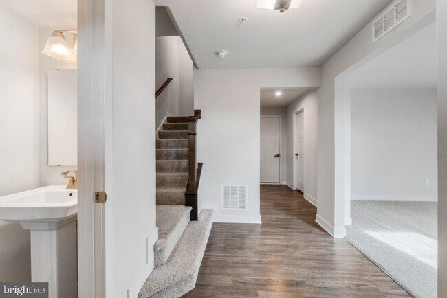 Building Photo - 5903 Duvel St