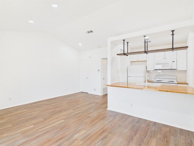 Foto del edificio - 1303 Hollow Creek Dr