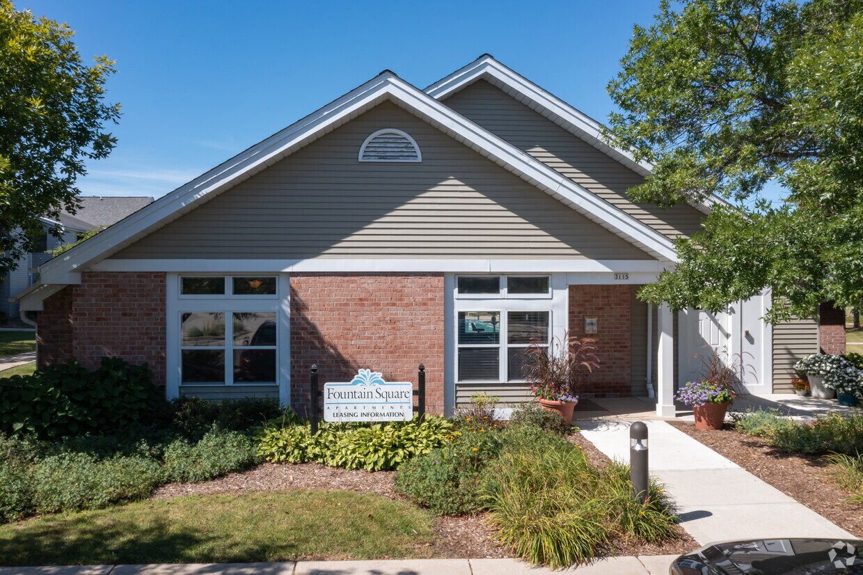 Fountain Square of New Berlin Apartments 3115 Fountain Square Blvd