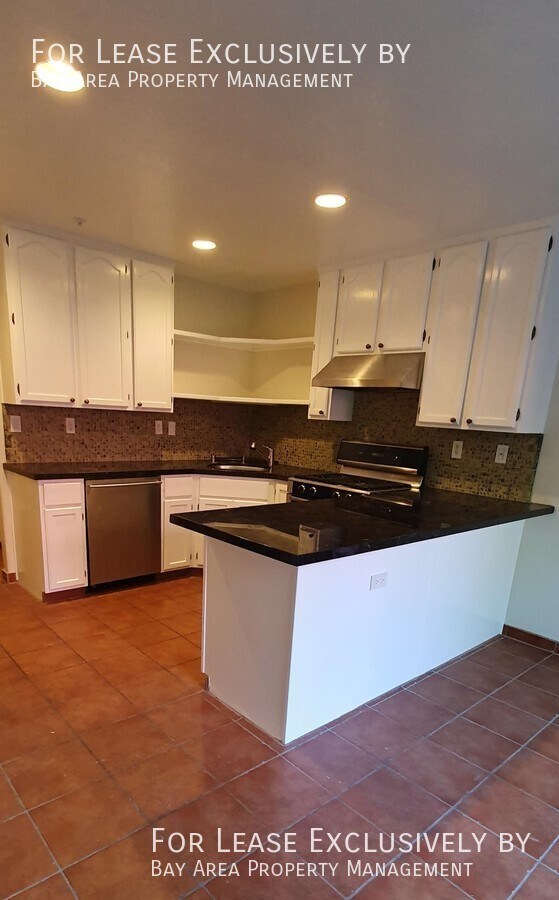 Building Photo - Lovely 3BR/2.5 BA in central location - pr...