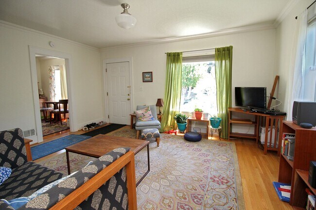 Building Photo - Sweet Sellwood-Moreland 2 Bedroom Bungalow...