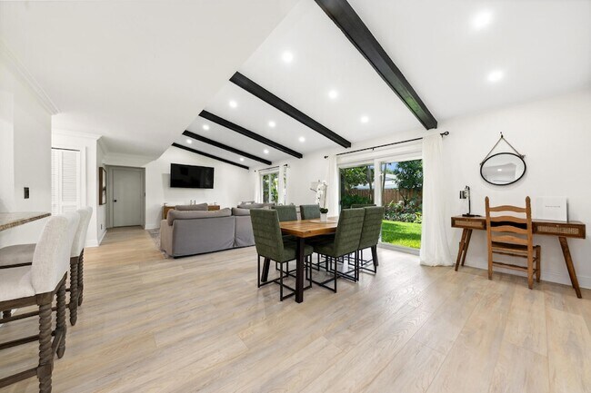 Foto del edificio - 556 SW 24th Ave