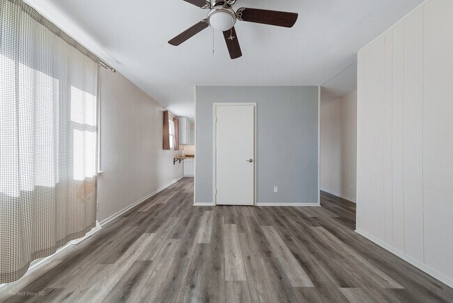 Foto del edificio - 1703 Pinewood Ln