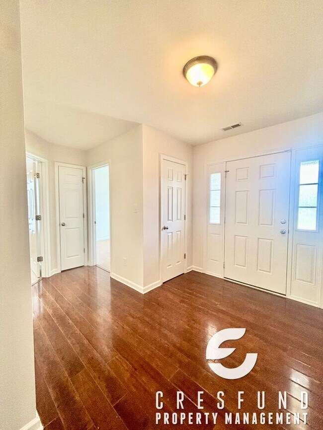 Building Photo - Freshly Painted and Spacious 4 Bedroom, 3 ...