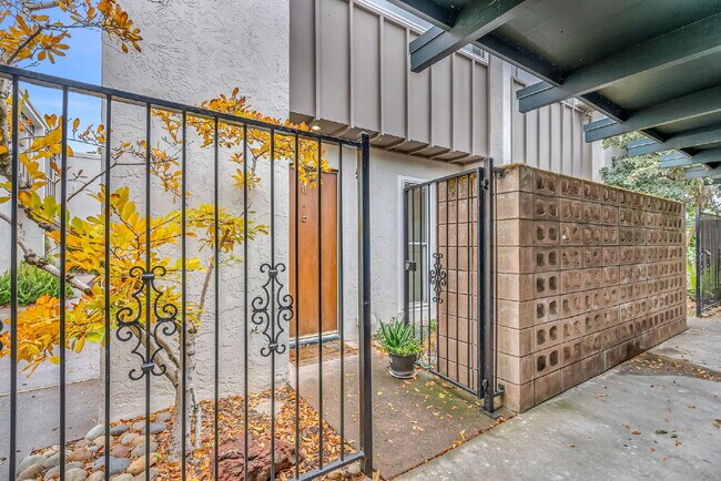 Foto del edificio - "Charming 2-Bed Condo Oasis in Walnut Cree...