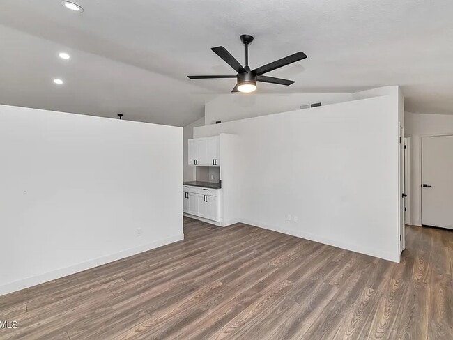 Building Photo - 3026 W Ross Ave
