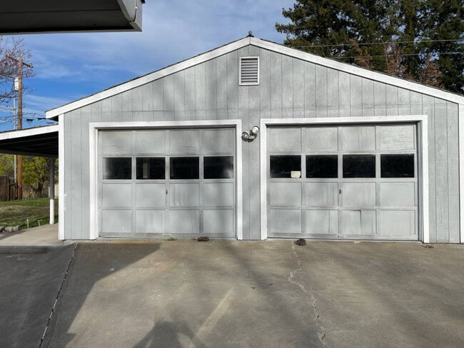 Building Photo - 1106 N 60th Ave