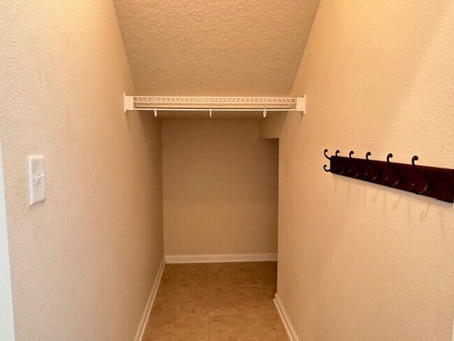 Building Photo - 4 Bed/2.5 Baths,2557 sq', Large Fenced Yar...