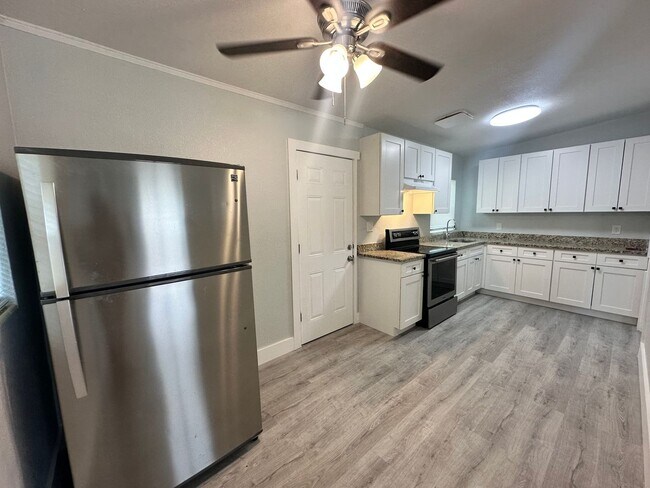 Foto del edificio - 4-Bedroom Home with Modern Touches!