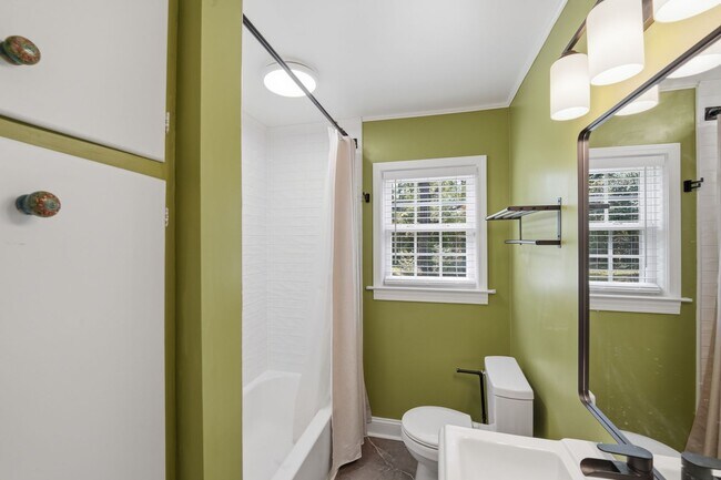 Foto del edificio - Charming 2BR Home with Modern Updates in Prime Charlotte Location