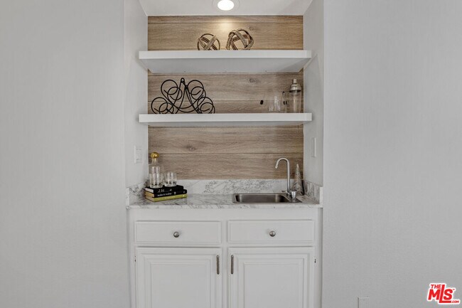 Building Photo - 8642 Gregory Wy