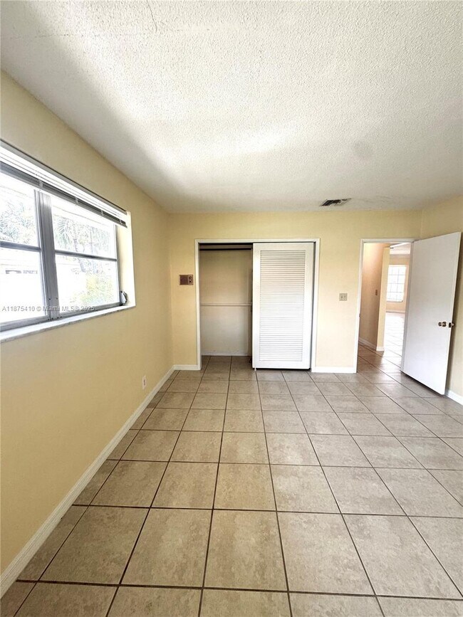 Building Photo - 2719 NE 32nd St