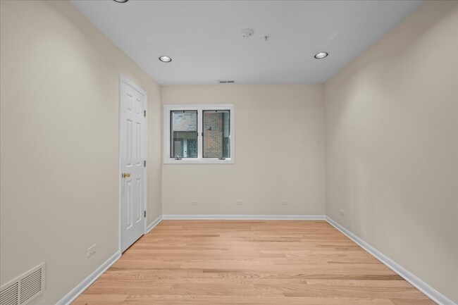 Foto del edificio - 62 E Center Ave