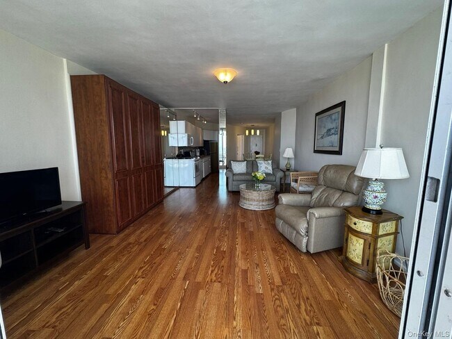 Foto del edificio - 830 Shore Rd