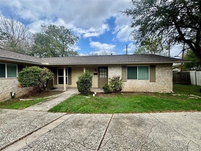 Building Photo - 2102 Pompton Dr