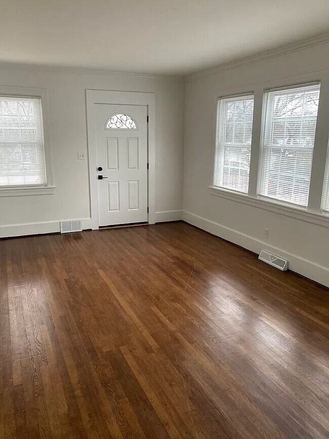 Building Photo - Cute Duplex near Downtown Greenville