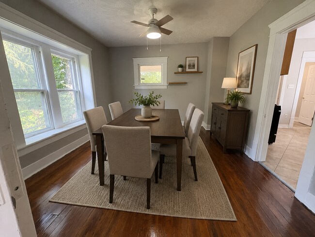 Foto del edificio - Large 5-Bedroom Akron Rental with Formal Dining Room and Full Basement
