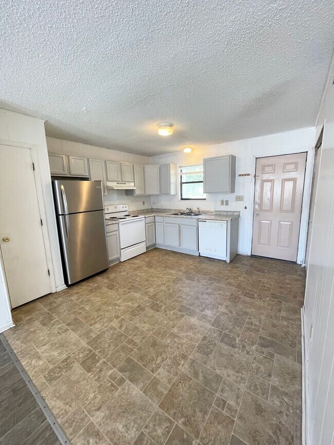 Building Photo - Welcome to Ravenwood Drive!