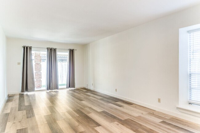 Foto del edificio - RENOVATED SINGLE-STORY ALAMO HEIGHTS CONDO...