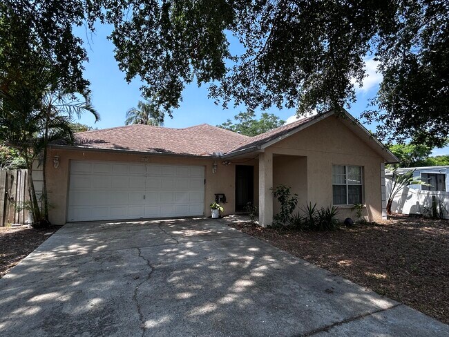 Building Photo - 4013 W Mango Ave
