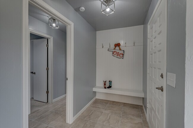 Entry - 701 Greystone St