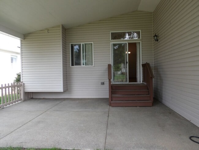 Building Photo - CDA Place Garden Home in Gated Community!