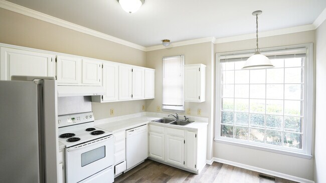 Building Photo - 930 Albany Ct