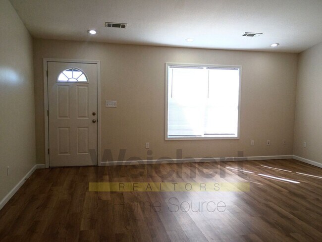 Building Photo - Charming 3-Bedroom Home with Spacious Yard...