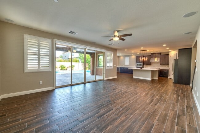 Foto del edificio - A unique Gem in Inspirada! 5 beds, 3 car, bedroom downstairs and Pool/spa!