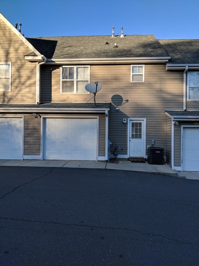 1 car Garage plus designated extra parking - 3381 Weston St