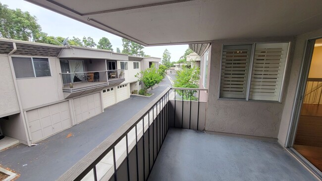Building Photo - 3 bd/2 ba Townhouse close to USD.