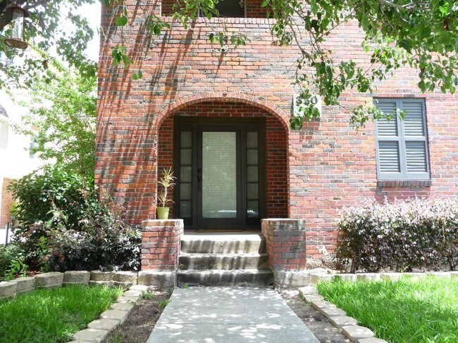 Building Photo - 320 W Saulnier St