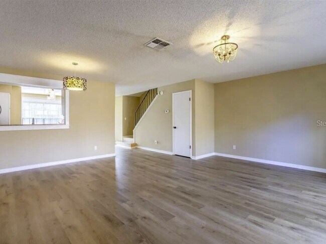 Building Photo - 3 Bedroom Single Family Townhome in Apopka