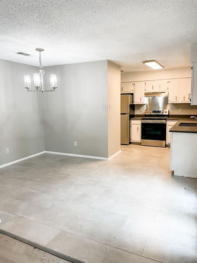 Foto del edificio - Pet Friendly 3/2 on Shady Fenced Lot w/ Fi...